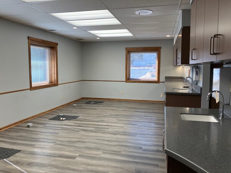 More Photos Of 1305 Chestnut St, West Bend Medical For Lease