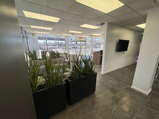 More Photos Of 5712 Southwest Fwy, Houston Auto Dealership For Lease