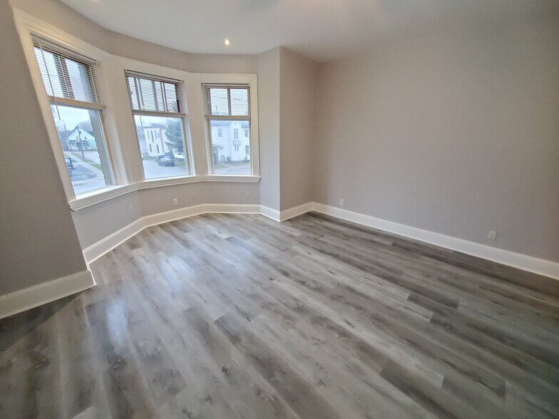 More Photos Of 170 Simcoe St S, Oshawa Apartments For Sale