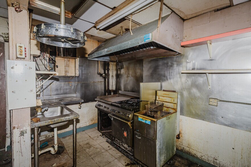 More Photos Of 1015 S Meridian Ave, Wichita Auto Repair For Sale