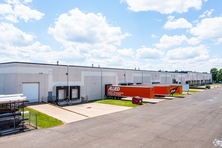 More Photos Of 45 Runway Rd, Levittown Warehouse For Lease