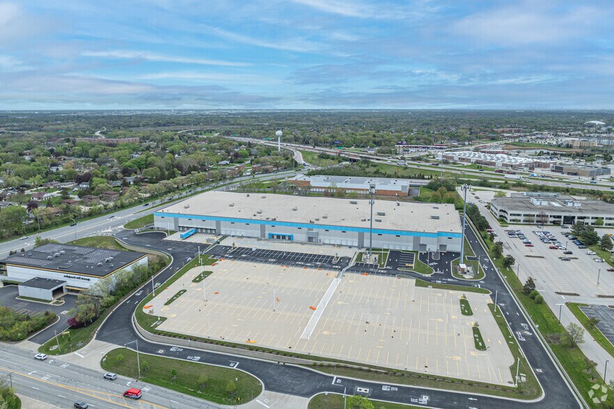 More Photos Of 2101 W Lake St, Addison Distribution For Lease