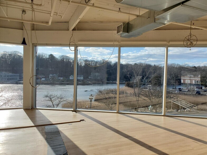 More Photos Of 125 Main St, Westport General Retail For Lease