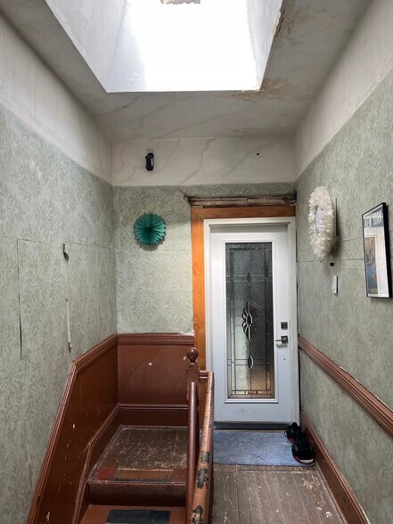 More Photos Of 607 Knickerbocker Ave, Brooklyn Storefront Retail Residential For Sale