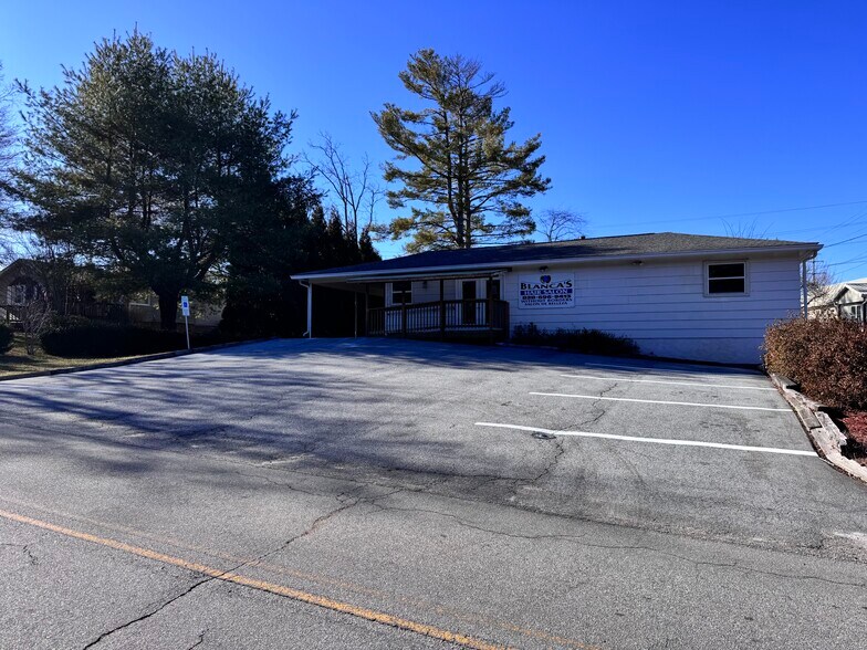 More Photos Of 816 Brooklyn Ave, Hendersonville Storefront Retail Office For Lease