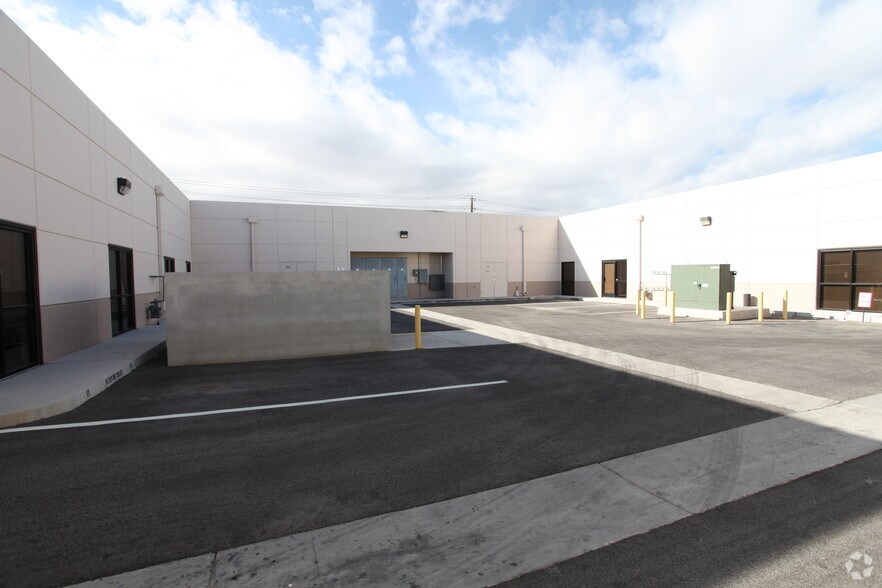 More Photos Of 7285 Dean Martin Dr, Las Vegas Light Distribution For Lease