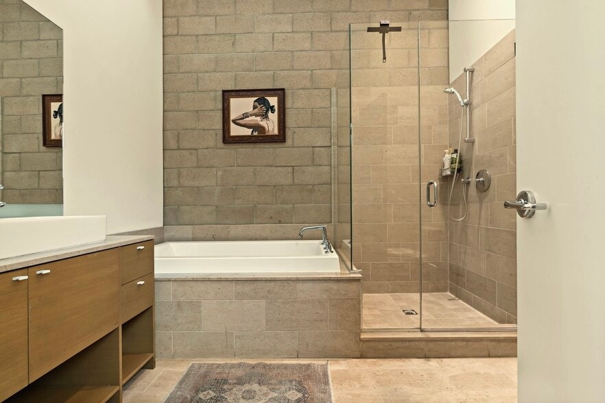 More Photos Of 631 N Larchmont Blvd, Los Angeles Office Residential For Sale