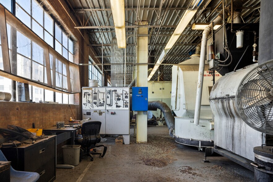 More Photos Of 11 NE 11th St, Oklahoma City Warehouse For Sale