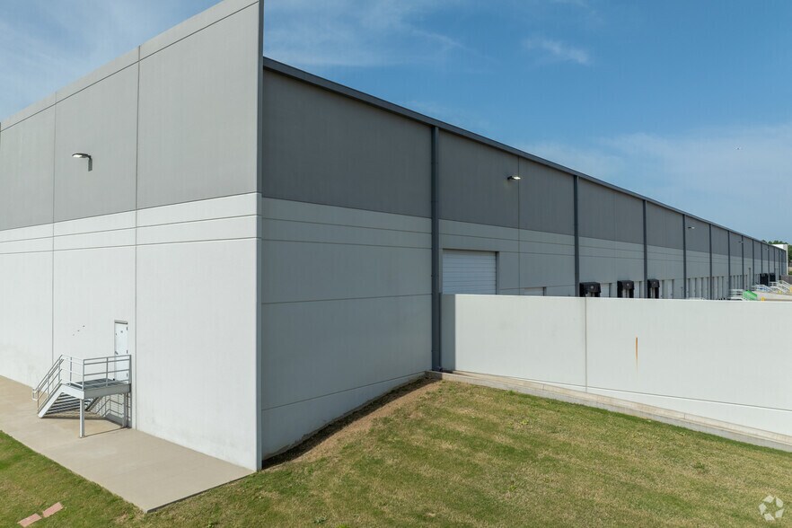 More Photos Of 5251 Frye Rd, Irving Manufacturing For Lease