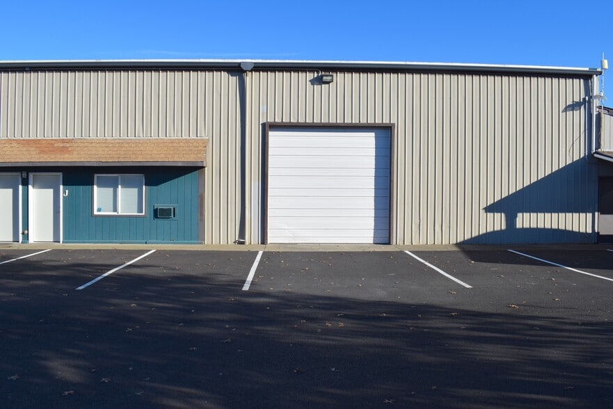 Primary Photo Of 4216 W 7th Ave, Eugene Warehouse For Lease