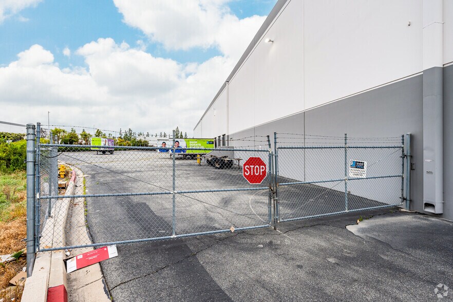 More Photos Of 302 Rockefeller Ave, Ontario Warehouse For Lease