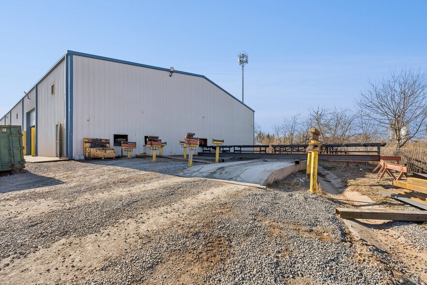 More Photos Of 2627 SW 22nd St, Oklahoma City Warehouse For Sale