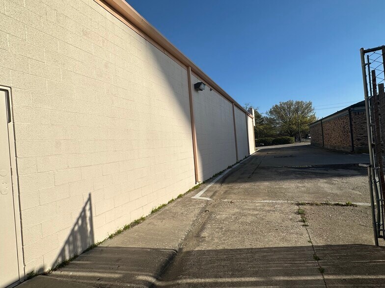 More Photos Of 1201 E Arkansas Ln, Arlington Storefront For Sale