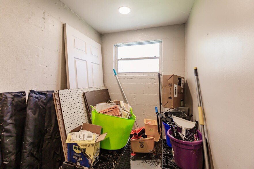 More Photos Of 19431 Palm Beach Blvd, Alva Flex For Lease