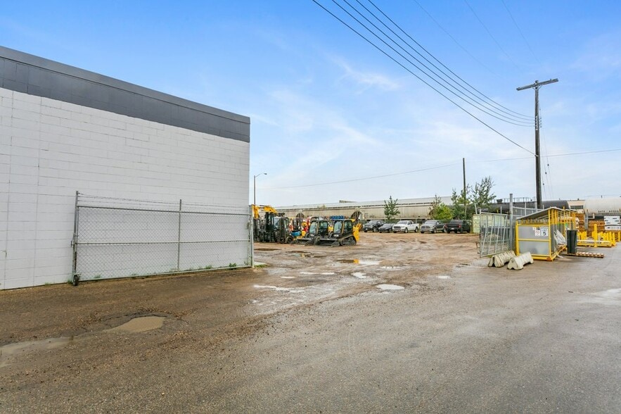 More Photos Of 7912 Yellowhead Trl NW, Edmonton Service For Lease