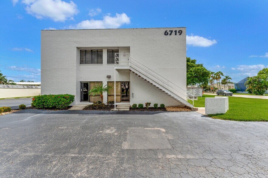 More Photos Of 6719 Winkler Rd, Fort Myers Office For Lease