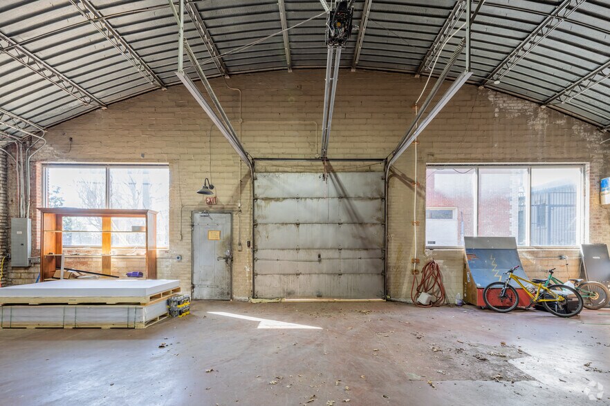 More Photos Of 124 NW 8th St, Oklahoma City Showroom For Sale