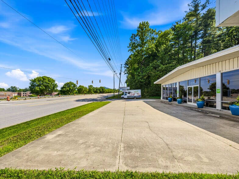 More Photos Of 71 Airport Rd, Arden Freestanding For Sale
