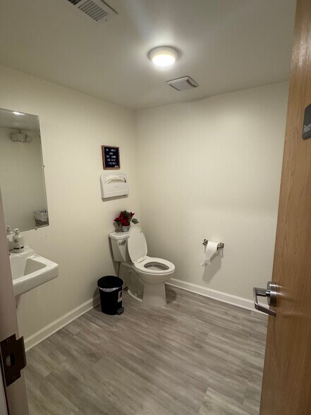 More Photos Of 719 E 10th St, Wilmington Office For Sale