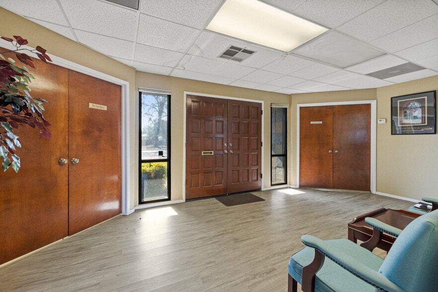 More Photos Of 1606 W Mineral King Ave, Visalia Office For Sale