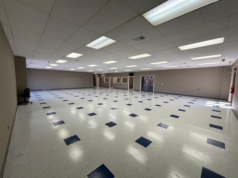 More Photos Of 920 W Loop 281, Longview Freestanding For Lease