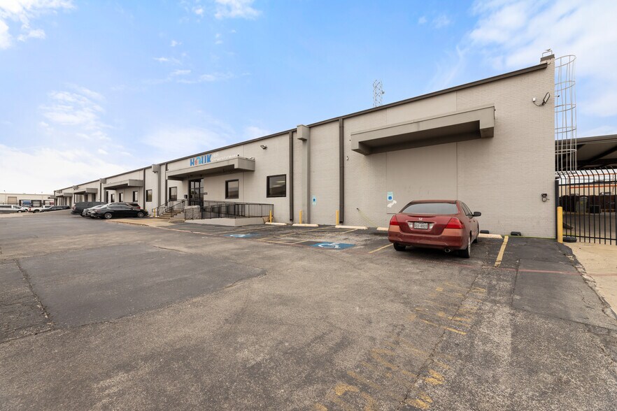 More Photos Of 833 111th St, Arlington Distribution For Lease