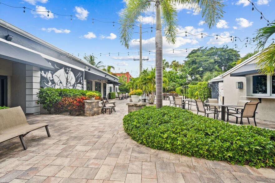 More Photos Of 514 NW Dixie Hwy, Stuart General Retail For Sale