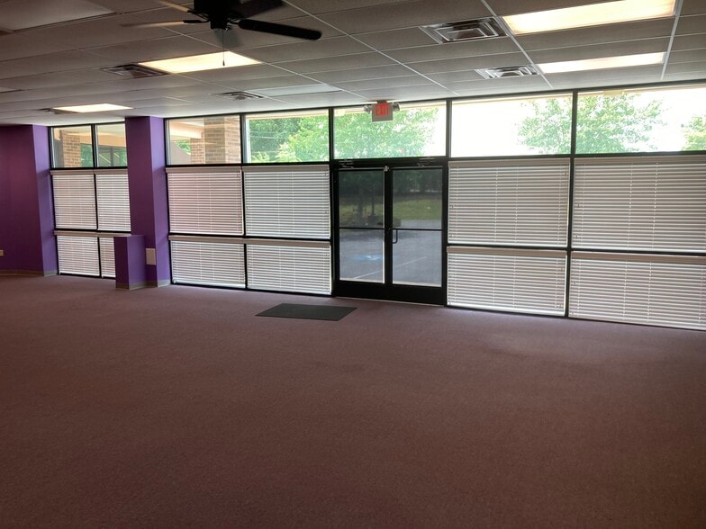 More Photos Of 1074 Pedigo Way, Bowling Green Storefront Retail Office For Lease