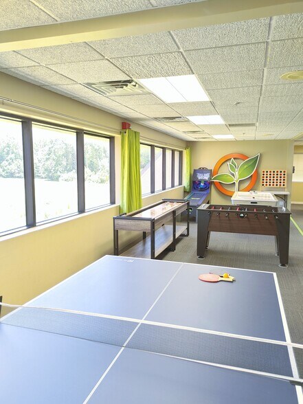 More Photos Of 9000 Cypress Green Dr, Jacksonville Office For Lease