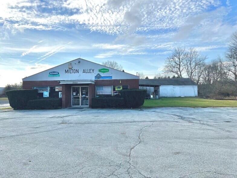 More Photos Of 2003 NY-82, Lagrangeville Showroom For Sale