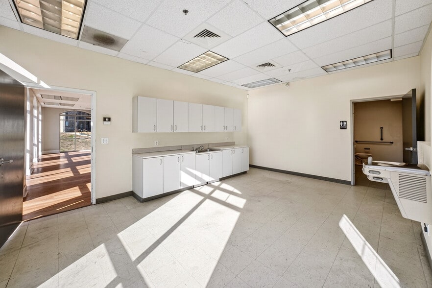 More Photos Of 10210 Berkeley Place Dr, Charlotte Storefront Retail Office For Lease