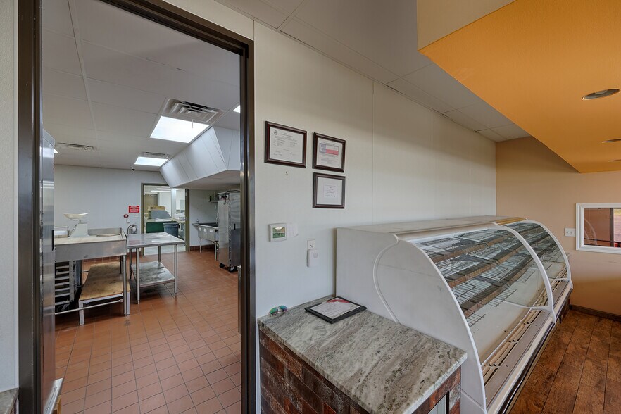 More Photos Of 1112 N Frazier St, Conroe Freestanding For Sale