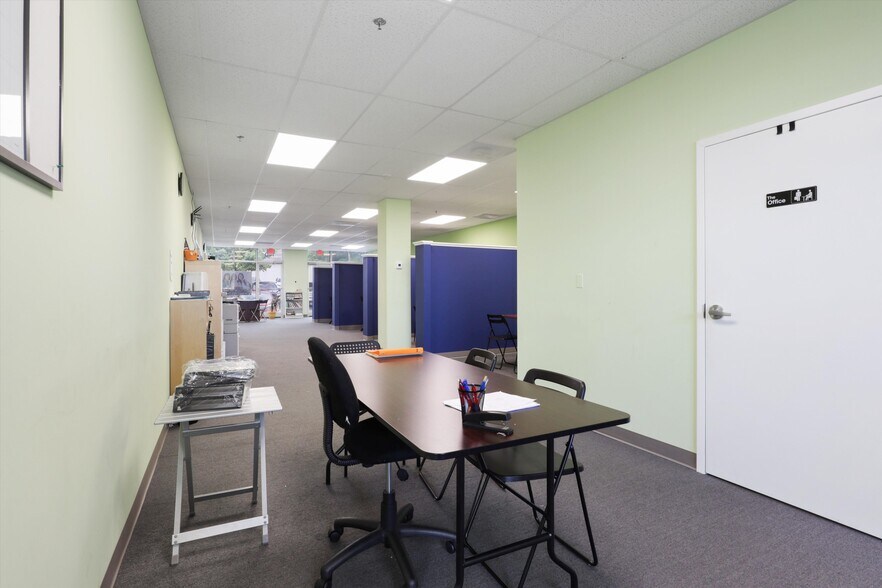 More Photos Of 43053 Pemberton Sq, Chantilly Unknown For Lease