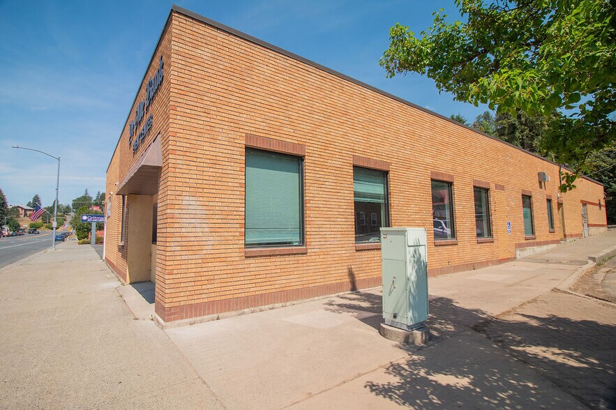 More Photos Of 424 S Main St, Troy Bank For Lease