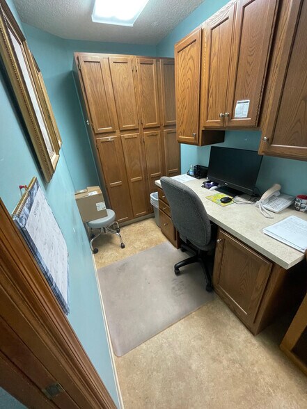 More Photos Of 100 Kings Hwy, Milford Office For Sale