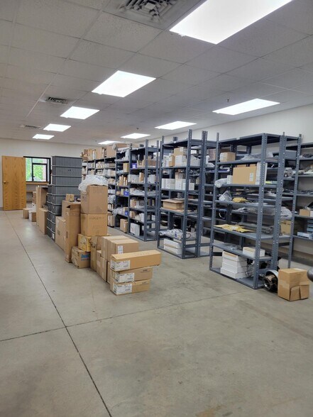 More Photos Of 14 Airport Park Rd, East Granby Light Manufacturing For Lease