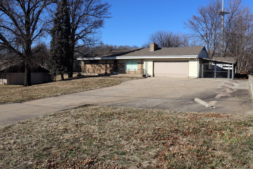 More Photos Of 12816 E 47th St S, Independence General Retail For Sale