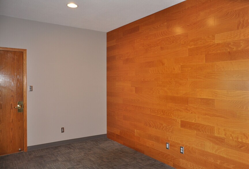 More Photos Of Shunga Creek Office, Topeka Office For Sale