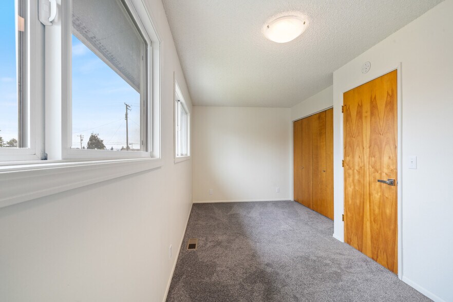 More Photos Of 1009-1011 Grove Ave, Tillamook Apartments For Sale