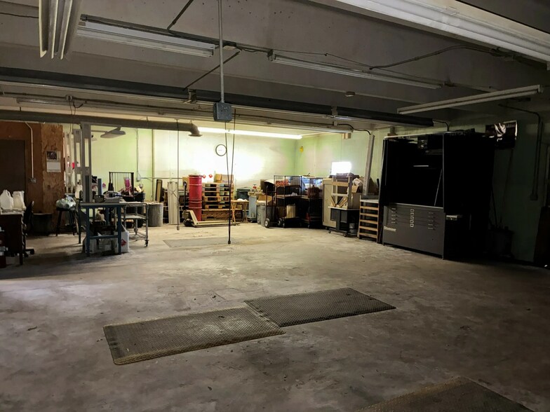 More Photos Of 313 NE 36th St, Oklahoma City Manufacturing For Sale