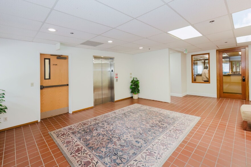 More Photos Of 1040 NE Hostmark St, Poulsbo Office For Sale