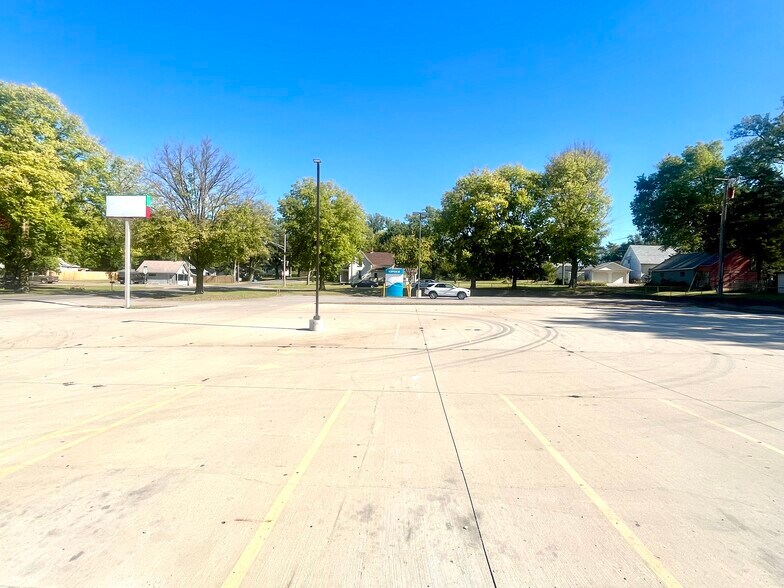 More Photos Of 320 S Adams St, Manito Freestanding For Lease