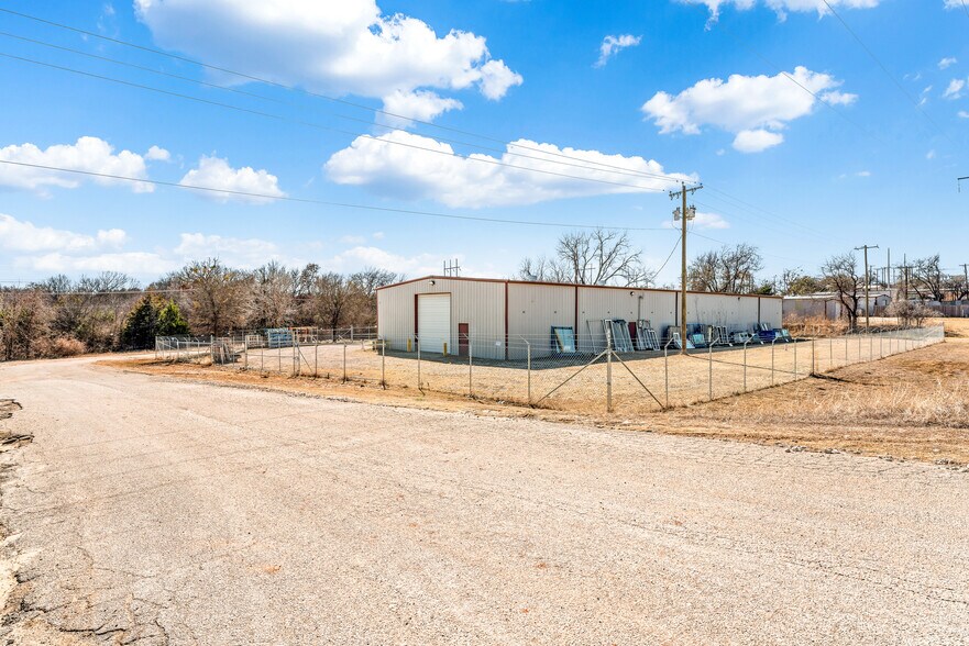 More Photos Of 139 Samuel Dr, Weatherford Warehouse For Sale