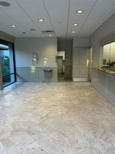 More Photos Of 3920 Bee Ridge Rd, Sarasota Medical For Lease
