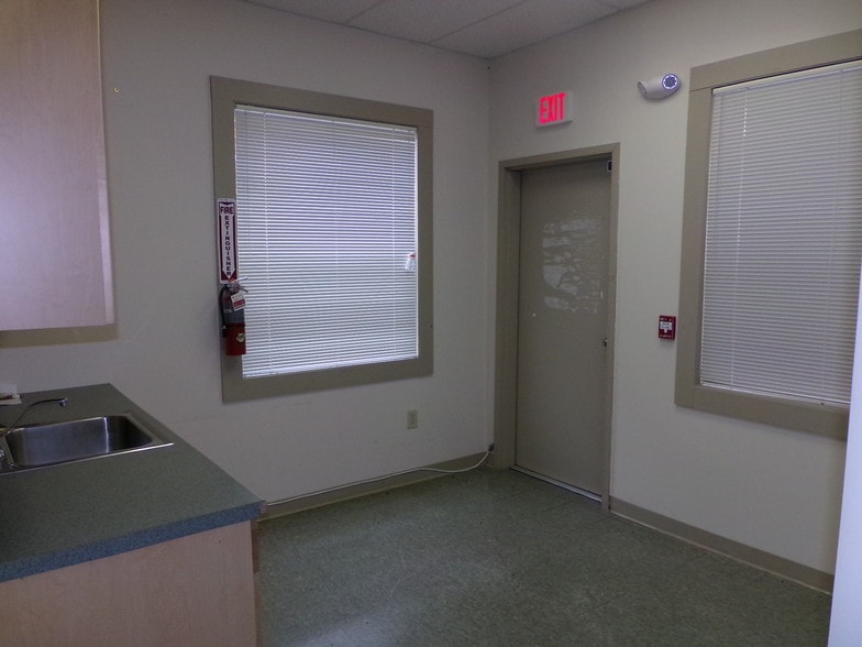More Photos Of 171 Daniel Webster Hwy, Belmont Storefront Retail Office For Lease