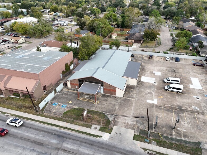 More Photos Of 14215 S Post Oak Rd, Houston Freestanding For Sale