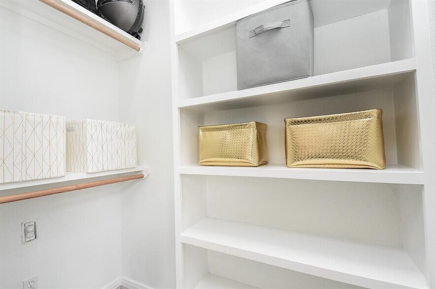 More Photos Of 2016 Main St, Houston Apartments For Sale