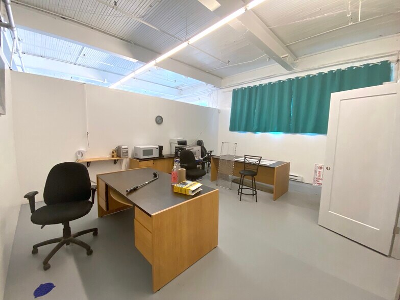 More Photos Of 2424 Rue Des Carrières, Montréal Light Manufacturing For Lease