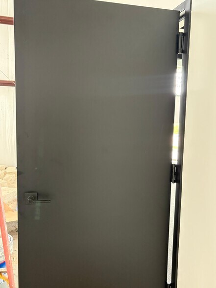 More Photos Of 16313 North Fwy, Houston Distribution For Lease