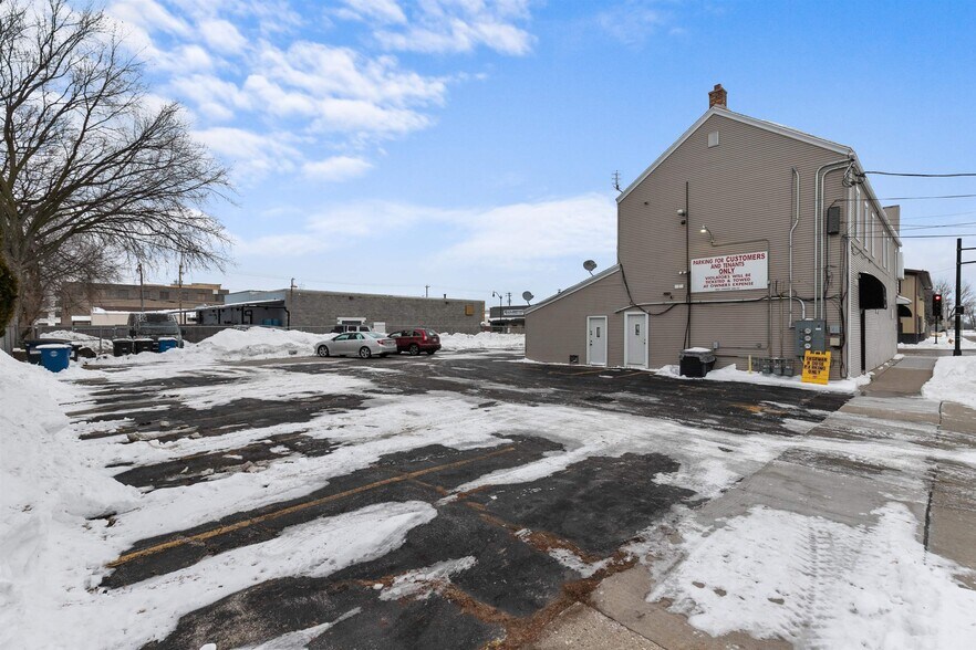 More Photos Of 1027 S Main St, Oshkosh Restaurant For Sale